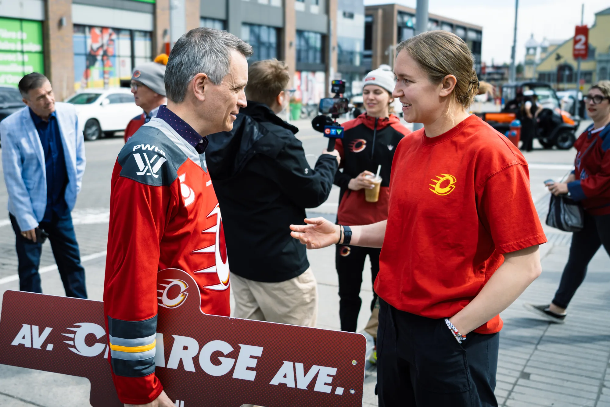 2025 05 07 Ottawa Charge Hockey Team Street Sign Event 11